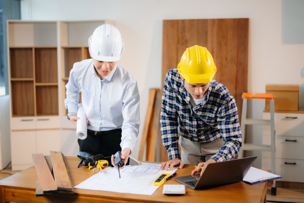 ingeneros con plano de reforma